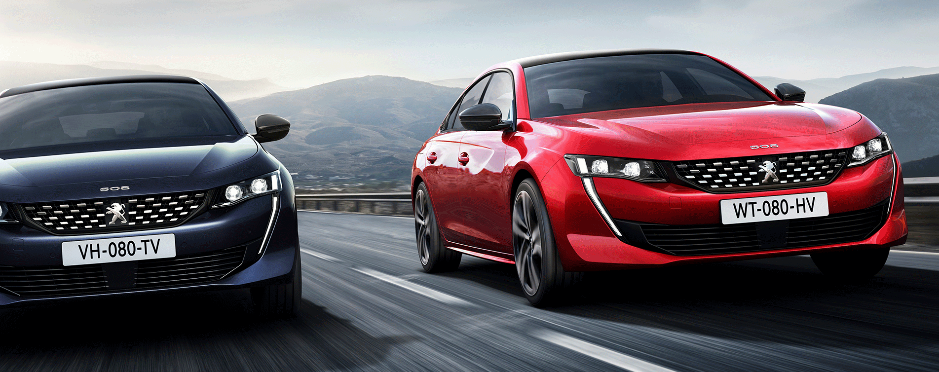 Photo montrant deux voitures présentées lors d'un salon automobile