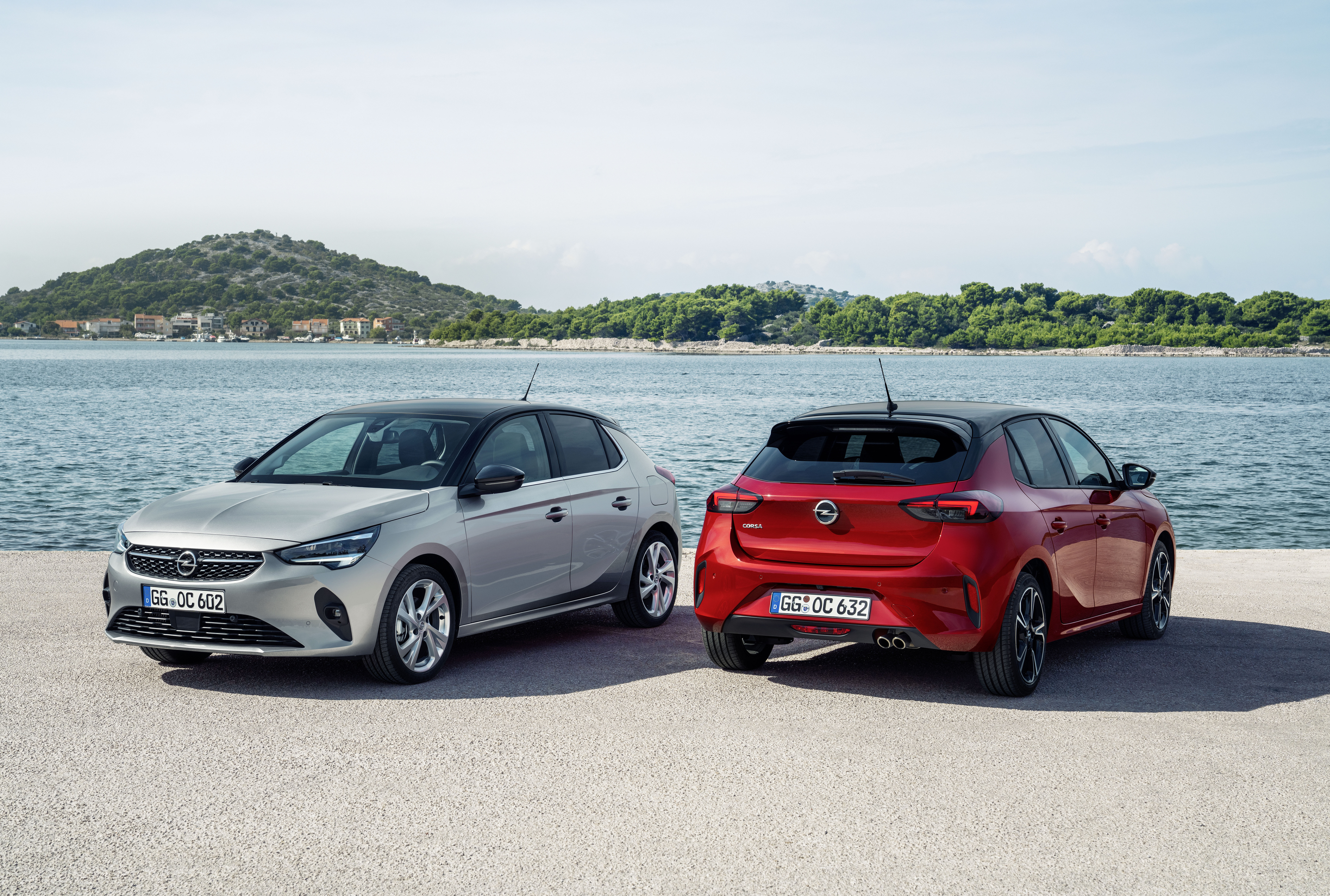 opel corsa grise rouge statique