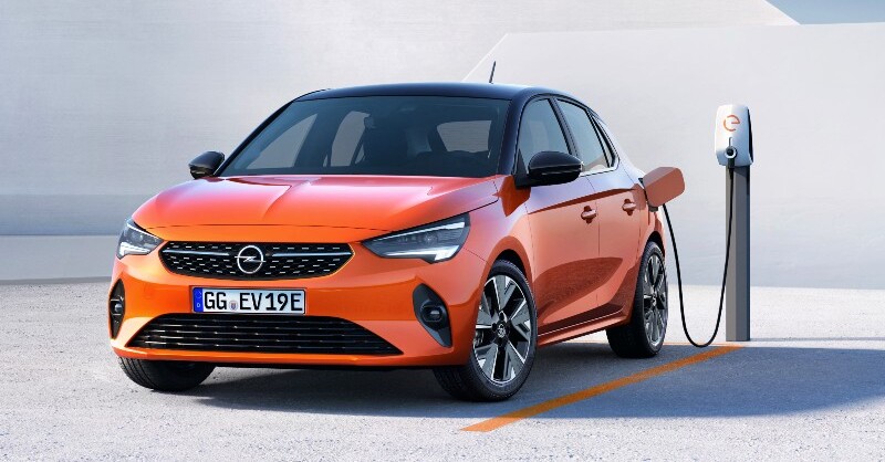 opel corsa electrique orange branchee