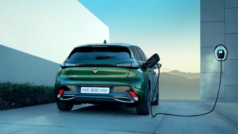 Peugeot e-308 branchée