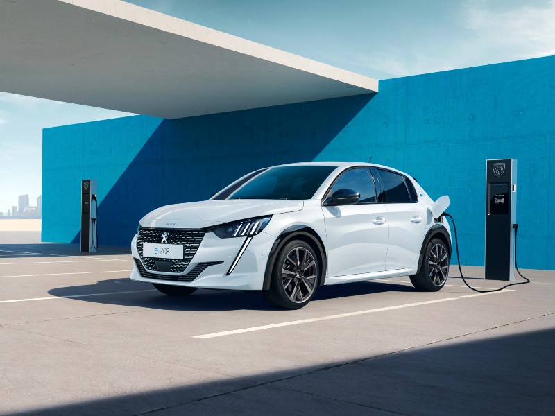 peugeot e-208 blanche electrique