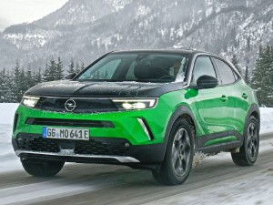 Conduire une voiture électrique sur la neige