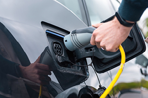 Hausse des prix du carburant : est-ce le moment de passer à l'électrique ou l'hybride ?