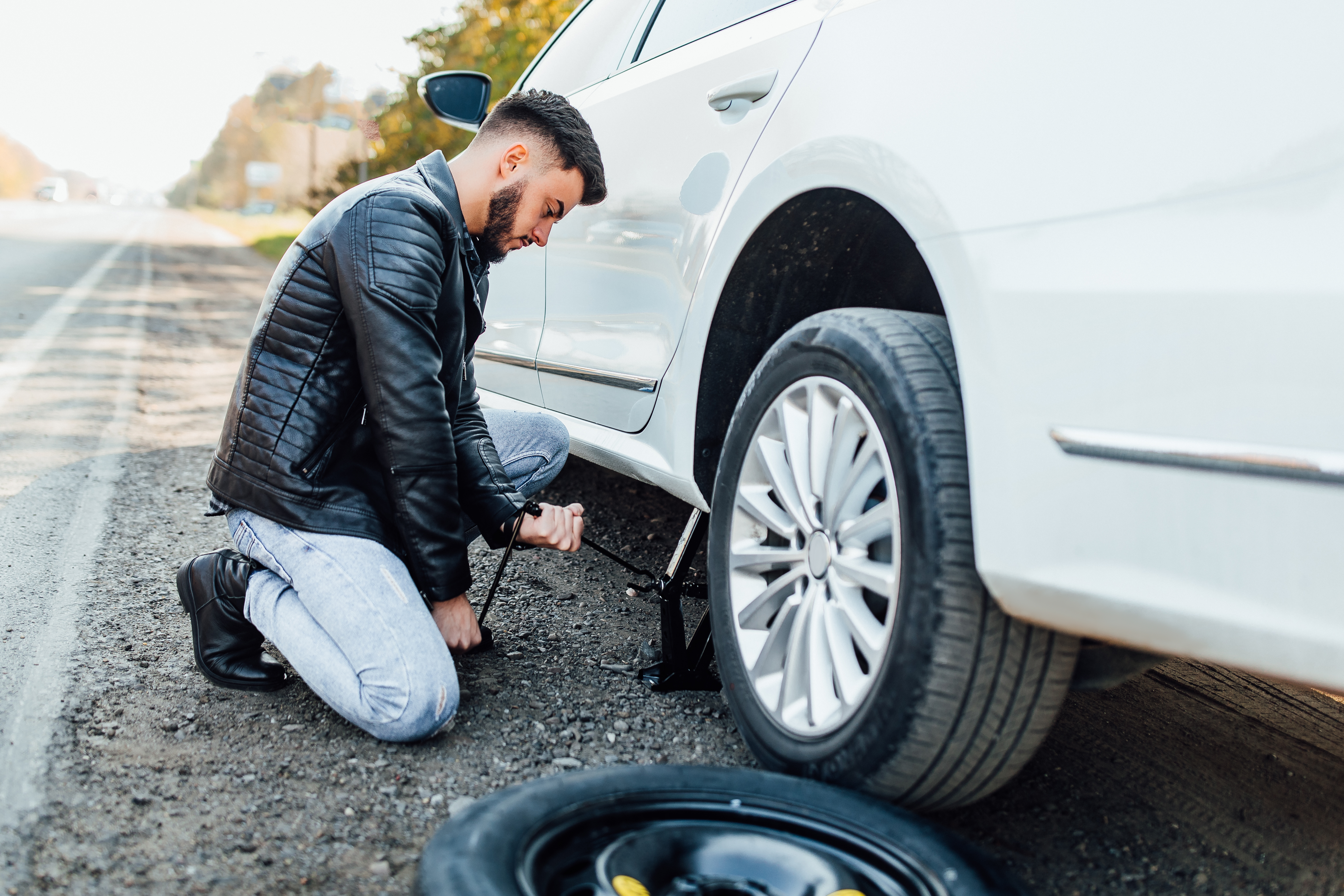 Pneu crevé que faire : toutes les solutions pour s'en sortir